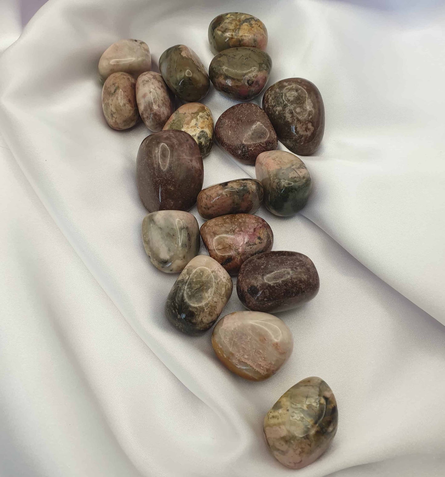 Rhodonite tumbled stones can be a great emotional balancer, nurturing, stimulating and healing of the heart. Rhodonite can have a very grounding energy balancing the yin and yang, having a strong resonance with forgiveness.  Weight - 25 to 30 grams Size  - 30 to 35 mm  One stone will be intuitively chosen for you