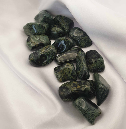 These Kambaba jasper tumbled stones are pure beauty!! A fossilised stone over three billion years old! As a result.... Kambaba Jasper holds ancient and profoundly wise earth energy. One of the fossils within this stone is Cyanobacteria which is believed to have helped create the earths oxygen atmosphere. Being such an earthing stone it can help harmonise your biorhythms to those of the planet, also helping balance emotions and great for meditating. Mind blown!
